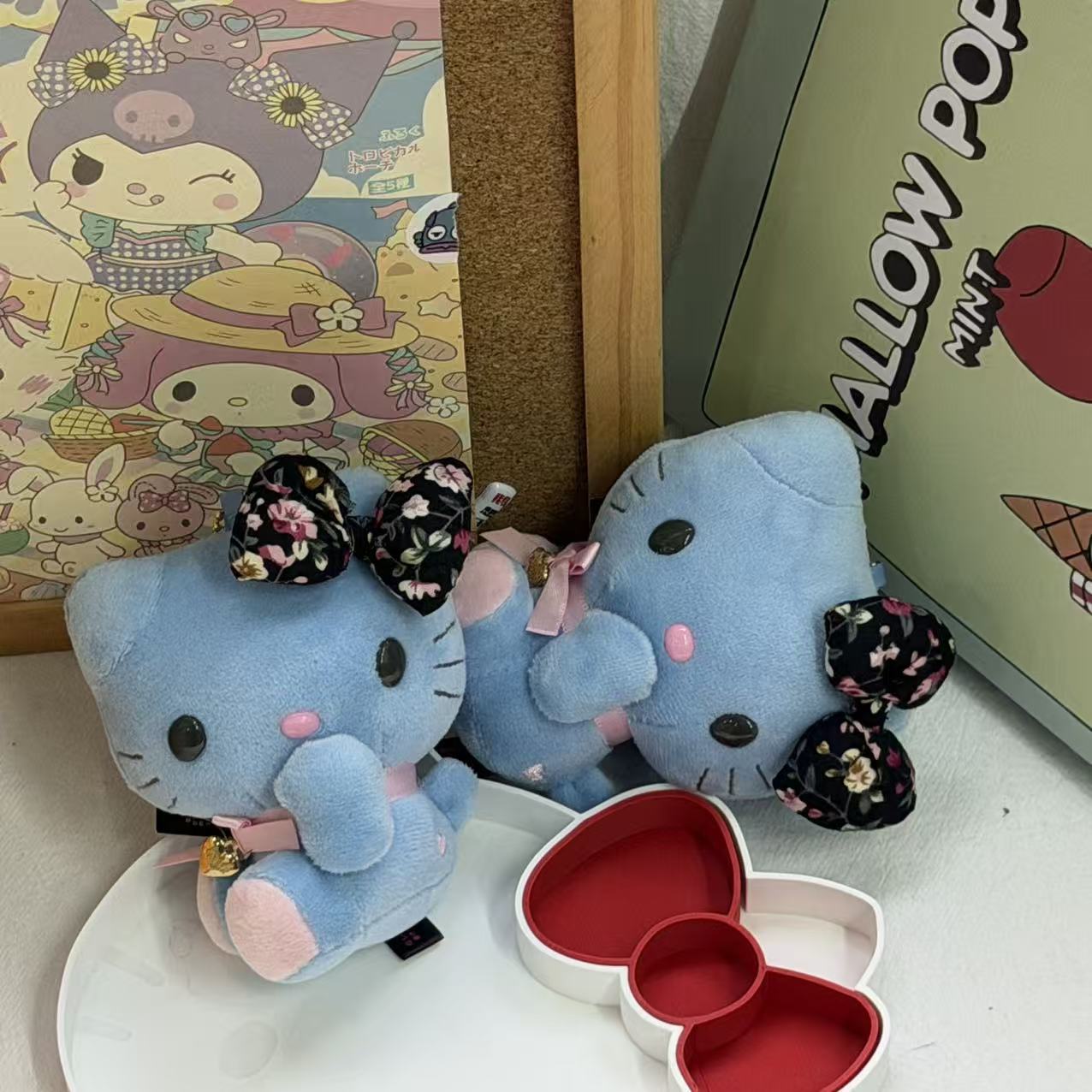 Blaue Hello Kitty Plüschfigur  – Good Floral & Wedding Decor Supply Photos Bewertung und Preis